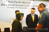 Wakil Kepala Staf TNI AL Laksamana Madya (Laksdya) TNI Arie Henrycus Sembiring (kanan) Walikota Surabaya Tri Rismaharini  (kiri) Ketua Delegasi ICRC untuk Indonesia Christophe Sutter (tengah) berbincang usai membuka 3rd Asia Pasific Workshop On The Law Of Armed Conflict At Sea di Surabaya, Jawa Timur, Senin (19/9). Asia Pasific Workshop On The Law Of Armed Conflict At Sea yang merupakan kerjasama antara the International Committee of the Red Cross (ICRC) dengan TNI AL tersebut bertujuan untuk membangun dialog dengan negara negara di asia dan pasific pada isu-isu keamanan maritim dan operasi serta mengembangkan kapasitas Angkatan Laut dengan mengacu pada hukum konflik bersenjata di laut. Antara Jatim/Umarul Faruq/zk/16