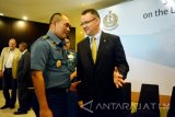 Wakil Kepala Staf TNI AL Laksamana Madya (Laksdya) TNI Arie Henrycus Sembiring (kiri) berbicang dengan Ketua Delegasi ICRC untuk Indonesia Christophe Sutter (kanan) usai membuka 3rd Asia Pasific Workshop On The Law Of Armed Conflict At Sea di Surabaya, Jawa Timur, Senin (19/9). Asia Pasific Workshop On The Law Of Armed Conflict At Sea yang merupakan kerjasama antara the International Committee of the Red Cross (ICRC) dengan TNI AL tersebut bertujuan untuk membangun dialog dengan negara negara di asia dan pasific pada isu-isu keamanan maritim dan operasi serta mengembangkan kapasitas Angkatan Laut dengan mengacu pada hukum konflik bersenjata di laut. Antara Jatim/Umarul Faruq/zk/16