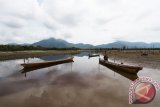 Dua perahu melintas di atas permukaan Taman Nasional Danau Sentarum (TNDS) yang sedang mengalami musim kering di Kabupaten Kapuas Hulu, Kalbar, Minggu (18/9). Kawasan TNDS seluas 132 ribu hektar yang merupakan salah satu objek wisata unggulan Kabupaten Kapuas Hulu tersebut, mengalami dua musim yaitu musim kering dan musim pasang. ANTARA FOTO/Victor Fidelis Sentosa/jhw/16