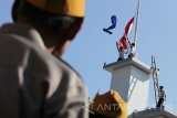 Veteran menyaksikan rekonstruksi perobekan bendera Belanda di Hotel Majapahit (dulu Hotel Yamato) Jalan Tunjungan Surabaya, Jawa Timur, Senin (19/9). Kegiatan tersebut untuk memperingati peristiwa perobekan bendera Belanda menjadi Merah Putih pada 19 September 1945 silam. Antara Jatim/Didik Suhartono/zk/16