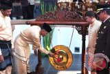 Wakil Wali Kota Pangkalpinang M Sopian memukul gong tanda diluncurkannya Kota Pangkalpinang sebagai Smart City, Sabtu (17/9/2016). (Foto Antara/Mahendra).