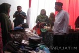 Wakil Gubernur Jawa Timur Saifullah Yusuf meninjau sejumlah produk 'home industry' koperasi wanita Jember yang dipamerkan di halaman pendapa Pemerintah Kabupaten Jember, Selasa (20/9). Data Dinas Koperasi dan UMKM Jatim tercatat sebanyak 8.506 koperasi wanita yang tersebar di Jatim. Antara Jatim/Zumrotun Solichah/zk/16