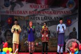 (Dari kiri ke kanan) Wakil Wali Kota Pangkalpinang M Sopian, Ketua Dekranasda Kota Pangkalpinang Desi Ayu Irwansyah, Menteri PPPA Yohana Yambise, Sekda Provinsi Kepulauan Bangka Belitung Yan Megawandi mengikuti tarian anak PAUD saat acara penandatanganan deklarasi kesepakatan dukungan kota layak anak 2016 di kawasan Civic Center, Pangkalpinang, Sabtu (17/9/2016). (Foto Antara/Mahendra).
