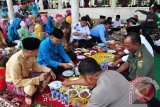 Wakil Wali Kota Pangkalpinang M Sopian makan bersama Wakil Gubernur Kepulauan Bangka Belitung Hidayat Arsani dan Anggota DPRD Pangkalpinang dan masyarkat Pangkalpinang saat acara nganggung akbar di Alun-alun Taman Merdeka Pangkalpinang, Senin (19/9/2016).  (Foto Antara/Mahendra).