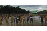 Bupati Sintang Jarot Winarno bersama warga menanam padi di Desa Bancoh Kecamatan Sungai Tebelian pada Senin, (19/9). Progran pembuatan sawah baru selain untuk merubah pola menanam padi dari berpindah-pindah menjadi menetap pada satu lokasi juga mengurangi pembukaan lahan dengan membakar lahan, meningkatkan perekonomian serta mengejar swasembada pangan lebih fokus. (Faiz/Humas Pemkab Sintang)