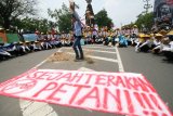 Sejumlah mahasiswa yang tergabung dalam Istitut Republik Kedaulatan Mahasiswa melakukan unjuk rasa memperingati Hari Tani Nasional di depan monumen perjuangan Sudanco Supriyadi di Kota Kediri, Jawa Timur, Rabu (21/9). Dalam orasinya mahasiswa menolak segala bentuk impor hasil  pertanian dan menuntuk pemerintah melindungi sekaligus memperkuat petani dalam berbagai sektor.Antara Jatim/Prasetia Fauzani/zk/16