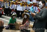 Sejumlah mahasiswa yang tergabung dalam Istitut Republik Kedaulatan Mahasiswa melakukan unjuk rasa memperingati Hari Tani Nasional di depan monumen perjuangan Sudanco Supriyadi di Kota Kediri, Jawa Timur, Rabu (21/9). Dalam orasinya mahasiswa menolak segala bentuk impor hasil  pertanian dan menuntuk pemerintah melindungi sekaligus memperkuat petani dalam berbagai sektor.Antara Jatim/Prasetia Fauzani/zk/16