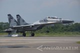 Pesawat tempur Sukhoi bersiap lepas landas untuk mengikuti pralatihan Puncak TNI AU Angkasa Yudha di Lanud Iswahjudi, Magetan, Jawa Timur, Selasa (20/9). Pesawat tempur Sukhoi buatan Rusia yang ber-home base di Skadron Udara 11 Lanud Sultan Hasanuddin Makassar termasuk Alat Utama Sistem Persenjataan (Alutsista) TNI AU bersama sejumlah pesawat tempur dari seluruh Skadron Udara yang ada di Indonesia mengikuti pralatihan penembakan di Air Weapon Range (AWR) Pandan Wangi, Lumajang Jawa Timur. Pesawat-pesawat tersebut lepas landas dari Lanud Iswahjudi guna persiapan Latihan Puncak TNI AU Angkasa Yudha 2016 di Tanjung Pandan, Belitung, Bangka Belitung, 28-29 September mendatang. Antara Jatim/Foto/Siswowidodo/zk/16