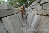 Pekerja menyelesaikan proses penambangan batu kumbung di Desa Blumbungan,  Pamekasan, Jawa Timur, Rabu (21/9). Batu kumbung untuk pondasi bangunan itu dijual antara Rp2.000 hingga Rp5.500 per unit tergantung kualitas. Antara Jatim/Saiful Bahri/zk/16