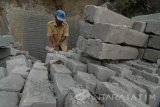 Pekerja menyelesaikan proses penambangan batu kumbung di Desa Blumbungan,  Pamekasan, Jawa Timur, Rabu (21/9). Batu kumbung untuk pondasi bangunan itu dijual antara Rp2.000 hingga Rp5.500 per unit tergantung kualitas. Antara Jatim/Saiful Bahri/zk/16