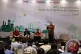 Perwakilan Asosiasi Lembaga Sertifikasi Indonesia, Rismansyah Danasaputra (kanan) bersama Kepala Sekretariat Komisi Indonesian Sustainable Palm Oil (ISPO), Herdradjat Natawidjaja (kiri), Head of Compliance and Certification PT Smart Tbk, Ismu Zulfikar (kedua kiri) dan Head of Traceability Suppliers Assurance Department PT Smart Tbk, Hendi Hidayat (kedua kanan) menyampaikan materi pada seminar "ISPO : Fondasi Produksi Kelapa Sawit Bekelanjutan Indonesia" di Medan, Sumatera Utara, Rabu (21/9). Melalui kegiatan tersebut diharapkan dapat membantu perusahaan-perusahaan pemasok Golden Agri-Resources (GAR) dalam menerapkan praktik-praktik perkebunan kelapa sawit yang berkelanjutan. ANTARA SUMUT/Irsan Mulyadi/16