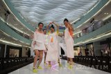 Model memperagakan busana bertajuk Vimala atau Kemurnian koleksi dari kolaborasi Interim Clothing dan Gajah Duduk disela-sela jumpa pers Ciputra World Fashion Week (CWFW) 2016 di Surabaya, Rabu (21/9). CWFW 2016 yang mengusung tema Neon Invasion tersebut diikuti oleh 30 desainer dari lokal dan mancanegara, berlangsung mulai 21-25 September mendatang. Antara Jatim/Moch Asim/zk/16