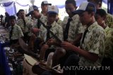 Sejumlah siswa melihat jajaran keris yang dipajang pada Festival Tantular di Museum Negeri Mpu Tantular, Buduran, Sidoarjo, Jawa Timur, Kamis (22/9). Festival tantular dengan tema 'pesona keris sebagai warisan budaya dunia' tersebut bertujuan untuk melestarikan sejarah dan budaya. Antara Jatim/Umarul Faruq/zk/16