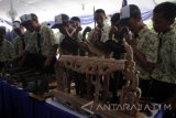 Sejumlah siswa melihat jajaran keris yang dipajang pada Festival Tantular di Museum Negeri Mpu Tantular, Buduran, Sidoarjo, Jawa Timur, Kamis (22/9). Festival tantular dengan tema 'pesona keris sebagai warisan budaya dunia' tersebut bertujuan untuk melestarikan sejarah dan budaya. Antara Jatim/Umarul Faruq/zk/16