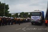 Karyawan PT Kereta Api Indonesia (Inka) melepas keberangkatan kereta api pesanan Bangladesh yang diangkut menggunakan trailer ‘multi-axle’ di halaman PT Industri Kereta Api (Inka) Madiun, Jawa Timur, Rabu (21/9). PT Inka mengirim tiga kereta api yang merupakan kiriman terakhir dari 150 kereta api penumpang pesanan Bangladesh dengan nilai kontrak Rp970 miliar. Antara Jatim/Siswowidodo/Siswowidodo/zk/16