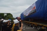 Karyawan PT Kereta Api Indonesia (Inka) melepas keberangkatan kereta api pesanan Bangladesh yang diangkut menggunakan trailer ‘multi-axle’ di halaman PT Industri Kereta Api (Inka) Madiun, Jawa Timur, Rabu (21/9). PT Inka mengirim tiga kereta api yang merupakan kiriman terakhir dari 150 kereta api penumpang pesanan Bangladesh dengan nilai kontrak Rp970 miliar. Antara Jatim/Siswowidodo/Siswowidodo/zk/16