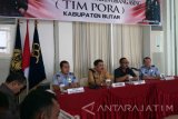 Kepala Kantor Imigrasi Kelas II Blitar Mulkan Lekat (Kanan) mendampingi Kepala Bakesbangpol Blitar Mujianto (Dua Kanan) saat menyampaikan sambutan dalam Rapat Koordinasi (Rakor) Tim PPengawasan Orang Asing (PORA) di Blitar, Jawa Timur, Kamis (22/9). Rakor yang diikuti perwakilan sejumlah instansi pemerintah daerah maupun keamanan tersebut bertujuan untuk meningkatkan koordinasi antar intansi dalam pengawasan warga negara asing di wilayah kerja Kantor Imigrasi Kelas II Blitar. Antara Jatim/Irfan Anshori/zk/16