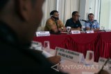 Kepala Kantor Imigrasi Kelas II Blitar Mulkan Lekat (Kanan) mendampingi Kepala Bakesbangpol Blitar Mujianto (Dua Kanan) saat menyampaikan sambutan dalam Rapat Koordinasi (Rakor) Tim PPengawasan Orang Asing (PORA) di Blitar, Jawa Timur, Kamis (22/9). Rakor yang diikuti perwakilan sejumlah instansi pemerintah daerah maupun keamanan tersebut bertujuan untuk meningkatkan koordinasi antar intansi dalam pengawasan warga negara asing di wilayah kerja Kantor Imigrasi Kelas II Blitar. Antara Jatim/Irfan Anshori/zk/16