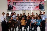 Foto bersama peserta dari berbagai instansi mengikuti Rapat Koordinasi (Rakor) Tim PPengawasan Orang Asing (PORA) di Blitar, Jawa Timur, Kamis (22/9). Rakor yang diikuti perwakilan sejumlah instansi pemerintah daerah maupun keamanan tersebut bertujuan untuk meningkatkan koordinasi antar intansi dalam pengawasan warga negara asing di wilayah kerja Kantor Imigrasi Kelas II Blitar. Antara Jatim/Irfan Anshori/zk/16