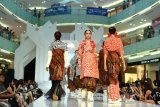 Sejumlah model membawakan busana karya dari Sephora Batik ketika perhelatan fesyen 'Ciputra World Fashion Week 2016' di Surabaya, Jawa Timur, Kamis (22/9) malam. Perhelatan fesyen tersebut diikuti 30 desainer lokal dan mancanegara, dan dijadwalkan berlangsung hingga 25 September mendatang. Antara Jatim/M Risyal Hidayat/zk/16
