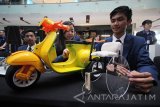 Mahasiswa jurusan teknik manufaktur Universitas Surabaya (Ubaya) Christian Darwinto Ekoputro (kiri), Valencia Lilian Utomo (tengah) serta Indra Kusuma Wardana (kanan) memperlihatkan kinerja prototype EZ2Stand (alat bantu berdiri bagi lansia) saat mengikuti kompetisi desain dan produk di Surabaya, Kamis (22/9). Kompetisi desain dan produk dengan tema 'Alat Bantu Disabilitas, Lansia dan Terapi'tersebut merupakan kompetisi yang diadakan dua tahun sekali oleh Jurusan Teknik Manufaktur Ubaya sebagai bentuk kepedulian terhadap hak bagi para penyandang disabilitas dan para lansia dalam beraktifitas. Antara Jatim/Moch Asim/zk/16