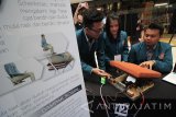 Mahasiswa jurusan teknik manufaktur Universitas Surabaya (Ubaya) Christian Darwinto Ekoputro (kiri), Valencia Lilian Utomo (tengah) serta Indra Kusuma Wardana (kanan) memperlihatkan kinerja prototype EZ2Stand (alat bantu berdiri bagi lansia) saat mengikuti kompetisi desain dan produk di Surabaya, Kamis (22/9). Kompetisi desain dan produk dengan tema 'Alat Bantu Disabilitas, Lansia dan Terapi'tersebut merupakan kompetisi yang diadakan dua tahun sekali oleh Jurusan Teknik Manufaktur Ubaya sebagai bentuk kepedulian terhadap hak bagi para penyandang disabilitas dan para lansia dalam beraktifitas. Antara Jatim/Moch Asim/zk/16