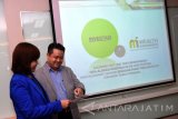 Chief Agency Officer Manulife Indonesia Rusli Chan (kanan) didampingi Head of Product Management Manulife Indonesia Yufita Sari (kiri) menjelaskan produk terbaru 'Miwealth Assurance' ketika peluncuran di Surabaya, Jawa Timur, Jumat (23/9). 'Miwealth Assurance' merupakan produk asuransi terbaru berbasis premi reguler, dirancang untuk membantu nasabah mengembangkan kekayaan mereka dengan tujuan keuangan jangka panjang. Antara Jatim/M Risyal Hidayat/zk/16