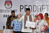 Bakal Calon Gubernur DKI Agus Harimurti Yudhoyono (kiri) dan Bakal Cawagub Sylviana Murni (kanan) didampingi pimpinan partai pengusung saat menunjukkan tanda terima saat pendaftaran di KPUD DKI Jakarta. Pasangan Bakal Cawagub DKI Agus - Sylviana diusung oleh partai Demokrat, PAN, PPP, dan PKB. (ANTARA FOTO/Yudhi Mahatma/Dok).