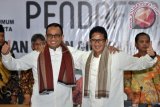 Bakal Calon Gubernur DKI Jakarta Anies Baswedan (kiri) dan Bakal Cawagub Sandiaga Uno (kanan) didampingi pimpinan partai pengusung saat menunjukkan mengangkat jempol saat pendaftaran di KPUD DKI Jakarta. Pasangan Anies - Sandi Uno diusung oleh Partai Gerindra dan PKS. (ANTARA FOTO/Yudhi Mahatma/Dok).