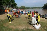 Ratusan warga di Kabupaten Bojonegoro, Jawa Timur, membersihkan berbagai aneka sampah di tepian Bengawan Solo yang akan menjadi lokasi berbagai kegiatan festival bengawan, Sabtu (24/9). Kegiatan itu sekaligus untuk rintisan berdirinya sekolah sungai yang akan melibatkan berbagai elemen masyarakat untuk menjaga lingkungan sungai Bengawan Solo. Antara Jatim/Foto/Slamet Agus Sudarmojo/zk/16. 