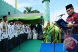 Bupati Balangan, H Ansharuddin, saat melantik dan memimpin sumpah dewan hakim/juri Musabaqah Tilawatil Qur'an (MTQ Nasional Ke X Tingkat Kabupaten Balangan, Kamis (22/9) di Panggung Utama di Lapangan Marthasura Paringin Kota, Kecamatan Paringin. Antaranews Kalsel/Roly Supriadi.