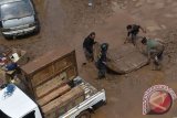 Warga mengangkut barang dari rumah yang terkena banjir bandang aliran Sungai Ciamanuk di Tarogong Kidul, Kabupaten Garut, Jawa Barat, Kamis (22/9/2016). Berdasarkan data BNPB jumlah korban tewas akibat banjir bandang di Garut mencapai 23 orang dan 18 lainnya masih dalam pencarian. (ANTARA FOTO/Wahyu Putro A)