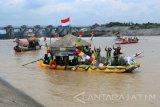 Sejumlah perahu hias melintas di Bendung Gerak Bengawan Solo di Desa Ngringinrejo, Kecamatan Kalitidu, Kabupaten Bojonegoro, Jawa Timur, Minggu (25/9). Di dalam 'festival bengawan' yang diikuti 41 perahu hias dari desa di sepanjang Bengawan Solo, intansi dan perusahaan itu untuk memeriahkan HUT ke-339 kabupaten setempat dan menarik wisatawan. Antara Jatim/Foto/Slamet Agus Sudarmojo/zk/16.  