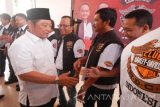 Bupati Sidoarjo Saiful Ilah (baju putih) memberikan ucapan selamat saat pelantikan pengurus HDCI Kabupaten Sidoarjo di Pendopo Kabupaten Sidoarjo, Sabtu (24/9). Pada kesempatan itu dirinya meminta kepada HDCI Kabupaten Sidoarjo untuk menjadi pelopor keselamatan lalu lintas. Antara Jatim/Indra Setiawan/zk/16