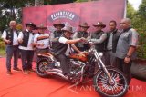 Bupati Sidoarjo Saiful Ilah (naik motor) berfoto bersama forum komunikasi pimpinan daerah Kabupaten Sidoarjo saat pelantikan pengurus HDCI Kabupaten Sidoarjo di Pendopo Kabupaten Sidoarjo, Sabtu (24/9). Pada kesempatan itu dirinya meminta kepada HDCI Kabupaten Sidoarjo untuk menjadi pelopor keselamatan lalu lintas. Antara Jatim/Indra Setiawan/zk/16