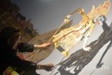 Dalang Ki Manteb Soedharsono mementaskan wayang kulit dengan lakon 'Semar Mbabar Jatidiri' di Sidoarjo, Jawa Timur, Sabtu (24/9) malam. Pagelaran wayang kulit dengan lakon 'Semar Mbabar Jatidiri' tersebut sebagai upaya untuk melestarikan kekayaan seni dan meningkatkan kembali kesadaran berbangsa bernegara. Antara Jatim/Umarul Faruq/zk/16