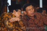 Menko Polhukam Wiranto (kanan) Gubernur Jawa Timur Soekarwo (kiri) disela-sela pagelaran wayang kulit di Sidoarjo, Jawa Timur, Sabtu (24/9) malam. Pagelaran wayang kulit dengan lakon 'Semar Mbabar Jatidiri' tersebut sebagai upaya untuk melestarikan kekayaan seni dan meningkatkan kembali kesadaran berbangsa bernegara. Antara Jatim/Umarul Faruq/zk/16