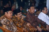 Menko Polhukam Wiranto (kedua kanan) Gubernur Jawa Timur Soekarwo (kedua kiri) Bupati Sidoarjo Saiful Ilah (kiri)  Pendiri Yayasan Kalimasadha Nusantara (YKN) Sigid Hardjo Wibisono (kanan) disela-sela pagelaran wayang kulit di Sidoarjo, Jawa Timur, Sabtu (24/9) malam. Pagelaran wayang kulit dengan lakon 'Semar Mbabar Jatidiri' tersebut sebagai upaya untuk melestarikan kekayaan seni dan meningkatkan kembali kesadaran berbangsa bernegara. Antara Jatim/Umarul Faruq/zk/16