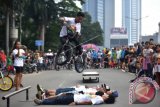 Sejumlah partisipan menunjukkan kebolehannya dalam atraksi sepeda BMX pada acara pra even The Association for International Sport for All (TAFISA) Games 2016 di kawasan Hari Bebas Kendaraan Bermotor, Jalan Jenderal Sudirman, Jakarta, Minggu (25/9). Jakarta akan menjadi tuan rumah TAFISA Games ke-6 2016, diikuti 110 negara yang akan mempertunjukkan berbagai olahraga rekreasi dunia seperti Egrang, Gasing, Barongsai, BMX dan Skate Board pada 6 - 12 Oktober mendatang. ANTARA FOTO/Widodo S. Jusuf/wdy/16.