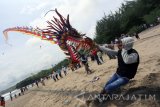 Peserta menarik layang-layang berukuran besar saat berlangsungnya Serang Beach Kite Festival 2016 di Pantai Serang, Kecamatan Panggungrejo, Blitar, Jawa Timur, Minggu (25/9). Festival layang-layang yang diikuti sekitar 115 peserta dari berbagai klub layang-layang se indonesia tersebut digelar dengan tujuan untuk mendongkrak angka kunjungan wisata di kawasan pantai selatan pulau jawa, terutama obyek wisata Pantai Serang. Antara Jatim/Irfan Anshori/zk/16