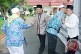 Jemaah Haji Asal Kabupaten HSS yang tergabung dalam Kloter 8 tiba di embarkasi Banjarmasin sekira pukul 22.53 wita, Sabtu (24/9) untuk kemudian dipulangkan ke kandangan. Para jemaah haji ini langsung disambut oleh Bupati Drs H Achmad Fikry, Wakil Bupati H Ardiansyah serta ketua DPRD Syamsuri Arsyad. Foto:Antaranews Kalsel/Fatturahman/G.