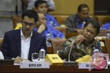 Menteri Telekomunikasi dan Informatika Rudiantara (kanan) bersama Ketua Komisi Penyiaran Indonesia Yuliandre Darwis (kiri) menyimak pertanyaan anggota Komisi I DPR saat rapat kerja di Komplek Parlemen, Senayan, Jakarta, Senin (26/9). Raker tersebut membahas Izin Penyelenggaraan Penyiaran (IPP) 10 stasiun televisi swasta. ANTARA FOTO/Puspa Perwitasari/wdy/16