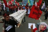 Massa yang tergabung dalam Komite Rakyat Bersatu, berunjuk rasa di depan Kantor Gubernur Sumatra Utara, di Medan, Senin (26/9). Mereka meminta Pemerintah Provinsi Sumatra Utara menyelesaikan konflik tanah di provinsi tersebut. ANTARA SUMUT/Irsan Mulyadi/16