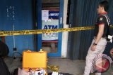 ATM Bank Rakyat Indonesia Cabang Putussibau Kapuas Hulu Kalimantan Barat hampir dibobol pada Selasa (27/9), sekitar pukul 07.45 WIB berdasarkan laporan dari pihak BRI atas nama Susi selaku Pjs Kepala Unit BRI Pasar Pagi. Saat ini pihak kepolisian Polres Kapuas Hulu sedang melakukan olah Tempat Kejadian Perkara (TKP), dan memasang policeline disekitar kejadian. (Foto Antara Kalbar / Timotius)