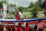 Bakal Calon Bupati Sorong, Zeth Kadokolo saat diarak menggunakan perahu ke kantor KPUD Kabupaten Sorong, Papua Barat. Pasangan Bakal Calon Zeth Kadakolo - Ibrahim Pokko merupakan Paslon kedua yang mendaftar di KPUD Kabupaten Sorong dengan dukungan empat Partai Politik Nasdem, PKB, Gerindra dan PKPI. (Antara Foto/Olha Mulalinda/Dok).