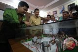 Ketua KPU RI Juri Ardiantoro (kiri) bersama Gubernur Sumut Tengku Erry Nuradi (tengah) mengamati miniatur proses pemilu saat meresmikan Rumah Pintar Pemilu KPU Sumut di Medan, Sumatera Utara, Selasa (27/9). Rumah Pintar Pemilu tersebut merupakan bagian dari upaya KPU dalam melakukan pendidikan pemilih kepada masyarakat, serta sebagai wahana edukasi tentang kepemiluan bagi pemilih pemula. ANTARA SUMUT/Septianda Perdana/16