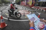 Calon pembuat Surat izin Mengemudi (SIM) baru saat melakukan tes uji kendaraan sepeda motor di Kantor Satuan Pelaksana Administrasi SIM (Satpas) Direktorat Lalu Lintas Polda Metro Jaya, Daan Mogot, Jakarta. (ANTARA FOTO/Muhammad Adimaja/Dok).
