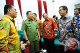 Gubernur Kalbar, Cornelis (dua kiri) bersama Ketua Dewan Komisioner Otoritas Jasa Keuangan (OJK), Muliaman D Hadad (kanan) dan anggota Komisi IX DPR RI, Michael Jeno berbincang usai pembukaan sosialisasi program transformasi Bank Pembangunan Daerah (BPD) di Kantor Gubernur Kalbar, Senin (26/9). Program transformasi tersebut bertujuan untuk membentuk bank pembangunan daerah yang kuat, kompetitif dan kontributif bagi pembangunan daerah. ANTARA FOTO/Jessica Helena Wuysang/16