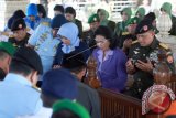 Panglima TNI Jenderal TNI Gatot Nurmantyo (kanan) memanjatkan doa di pusara makam Presiden Soekarno usai upacara Ziarah Peringatan HUT TNI ke-71 di kompleks Makam Presiden Soekarno di Blitar, Jawa Timur, Selasa (27/9). Upacara ziarah ke sejumlah makam presiden seperti makam Presiden Soekarno, Gus Dur, dan Soeharto yang dipimpin langsung oleh Panglima TNI Jenderal TNI Gatot Nurmantyo tersebut dilaksanakan dalam rangka peringatan HUT TNI ke-71 pada 5 Oktober mendatang. ANTARA FOTO/Irfan Anshori/wdy/16.