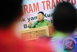 Gubernur Kalbar, Cornelis berbicara saat pembukaan sosialisasi program transformasi Bank Pembangunan Daerah (BPD) di Kantor Gubernur Kalbar, Senin (26/9). Cornelis menyerukan kepada 14 bupati/walikota se-Kalbar untuk  menyimpan dana Anggaran Pendapatan Belanja Daerah (APBD) di Bank Kalbar selaku BPD, serta meminta kepada DPRD Kalbar untuk tidak menghambat proses penambahan modal di Bank Kalbar. ANTARA FOTO/Jessica Helena Wuysang/16